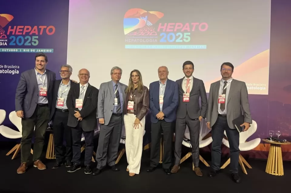 Palestrantes e moderadores do IV Portal Meeting reunidos no palco