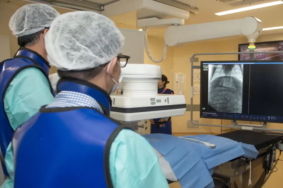 Alunos acompanham a imagem de fluoroscopia no monitor